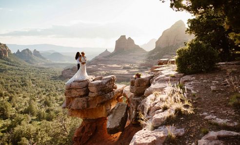 Merry-Go-Round elopement photographed by Traci Edwards Photography, partnered with Pink Jeep Tours. Traci is an adventure elopement, engagement and maternity photographer based in Sedona.